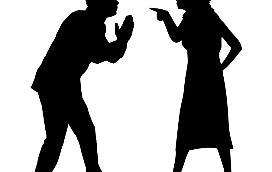 В Новосибирске девушка разгромила бар из-за конфликта с барменом