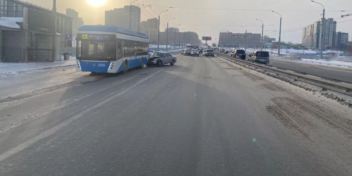 Пассажиры пострадали при ДТП троллейбуса и легковушки в Новосибирске