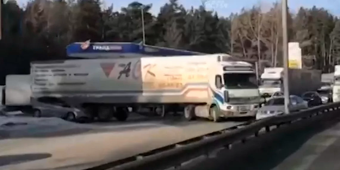 Фура перекрыла три полосы на Бердском шоссе после ДТП