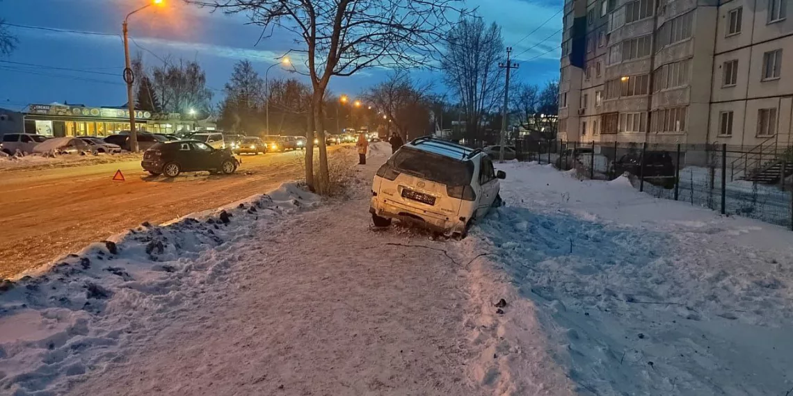 Lexus насмерть сбил пешехода на тротуаре в Новосибирске