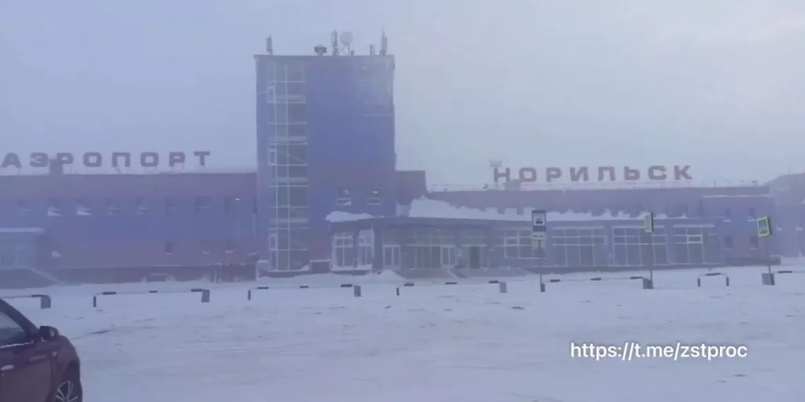 Более тысячи пассажиров не могут вылететь из Норильска из-за метели