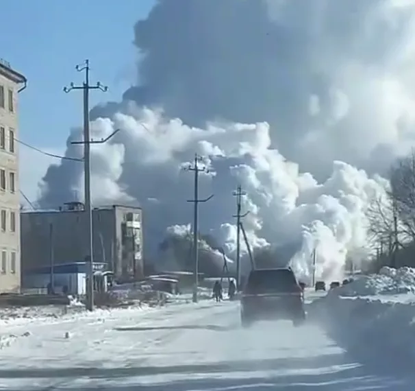 Фонтан кипятка залил Куйбышев после прорыва теплотрассы