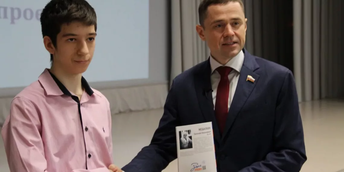 Учащимся Академгородка выдали тетради с биографиями его основателей