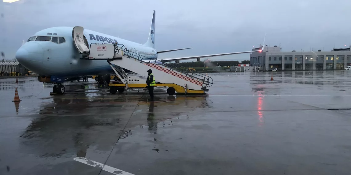 Самолет «Алроса» врезался в топливозаправщик при посадке в Толмачево