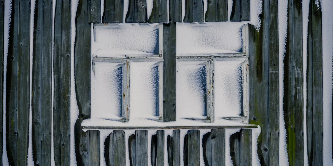 Замерзла и сгорела: десять лет сироте под Новосибирском не выдают положенную квартиру