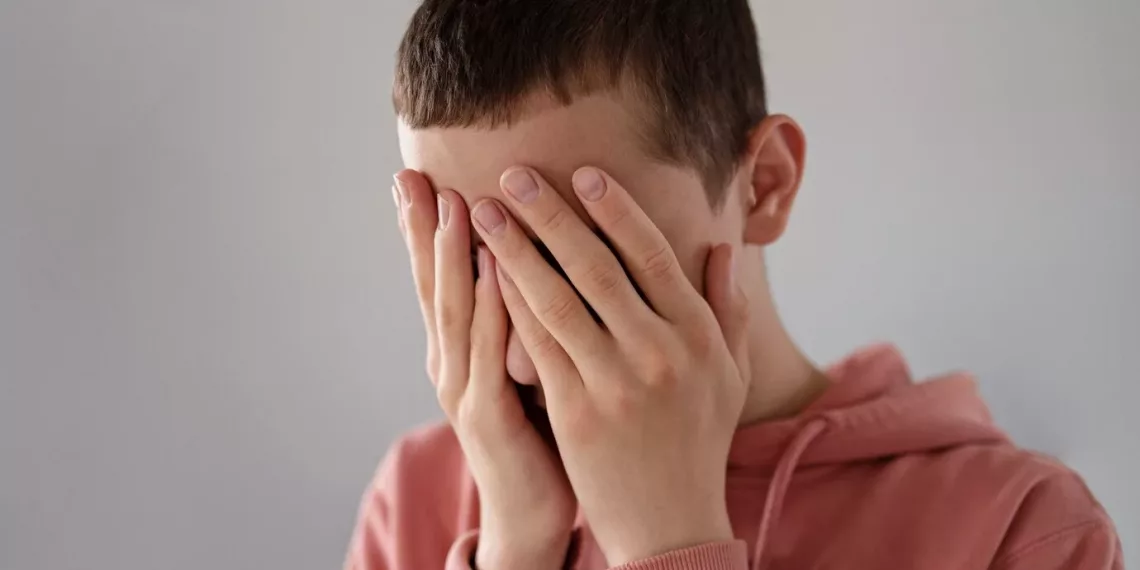 «Отправляли друг другу нюдсы»: молодую учительницу уличили в совращении четвероклассника