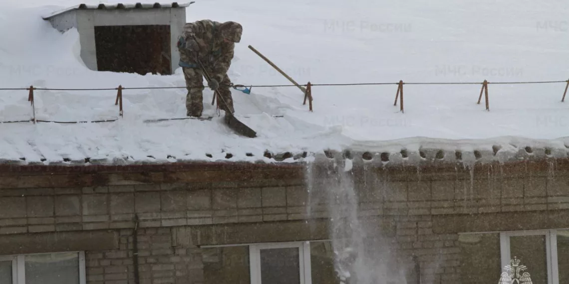 МЧС предупредило новосибирцев о массовом сходе снега с крыш