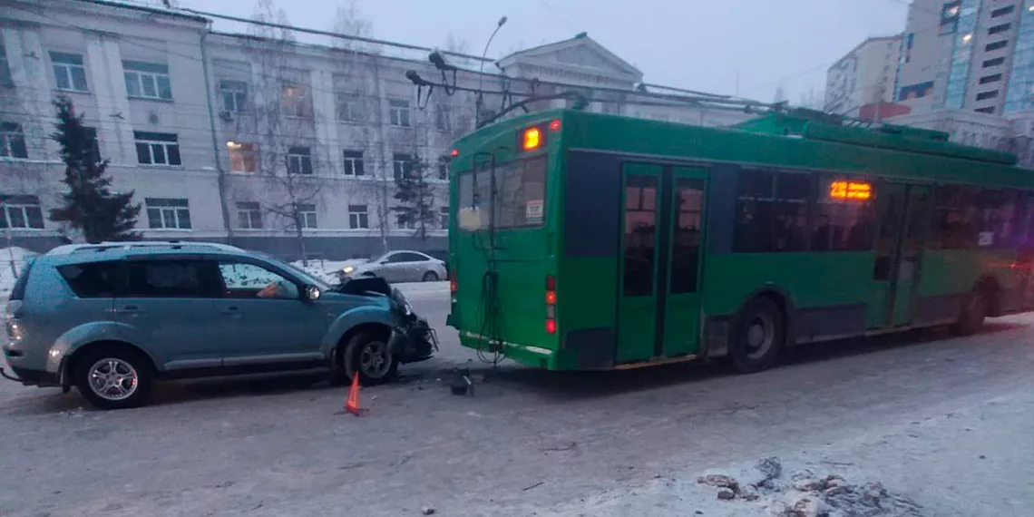 Новосибирец на Mitsubishi врезался в троллейбус — пострадал двухлетний пассажир