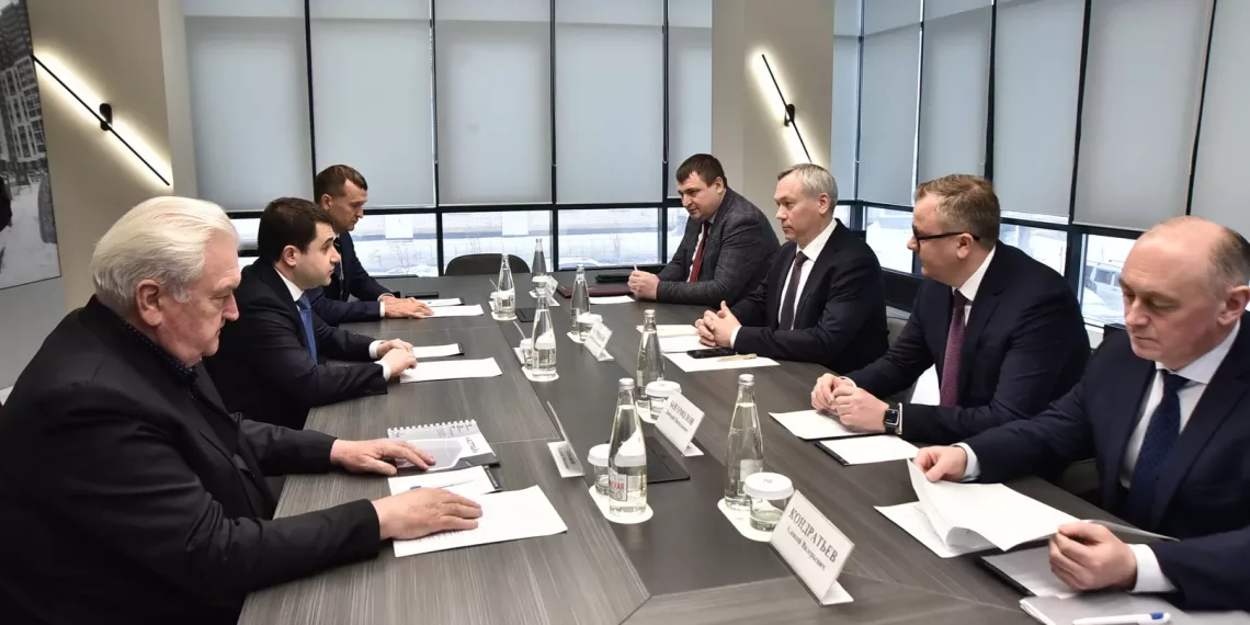 Андрей Травников представил федеральному Минстрою опыт региона по привлечению застройщиков к развитию социальной инфраструктуры