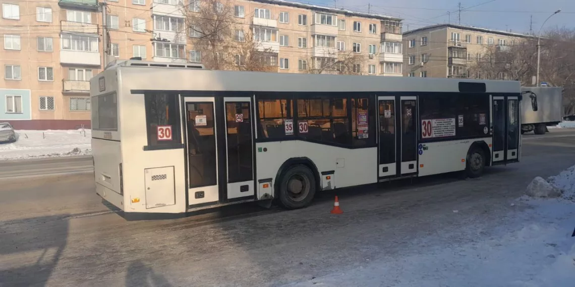 Школьник выпал из едущего автобуса в Новосибирске