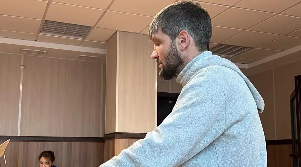 В Новосибирске суд изменил приговор мужчине, который залил перцовым баллончиком глаза полицейского