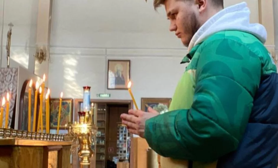 Новосибирский блогер, стрелявший на мосту из пистолета, освободился и пошел в храм