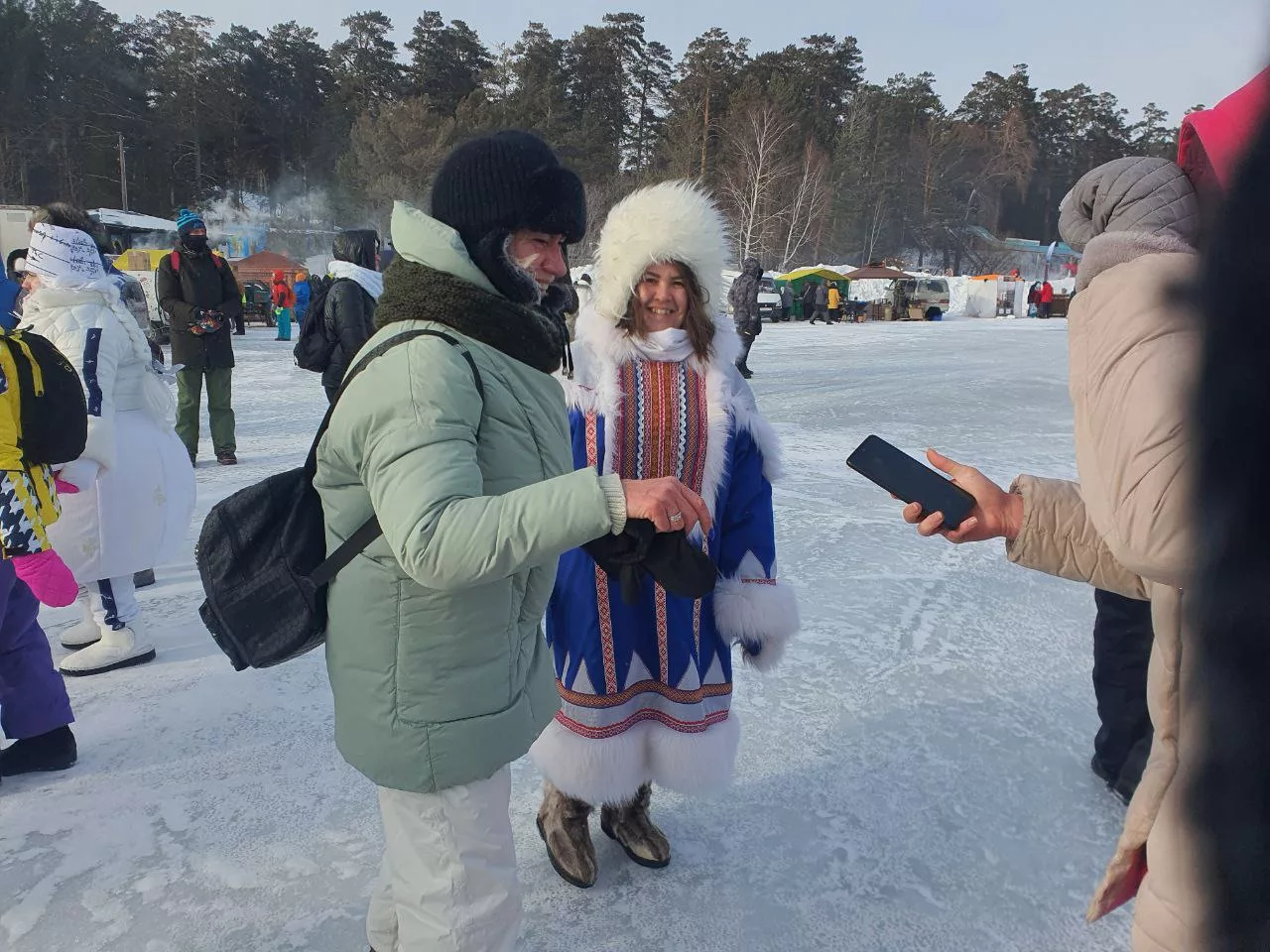 Искупались в купели и покатались на оленях - как прошел фестиваль снежных  хижин в Новосибирске | НДН.Инфо