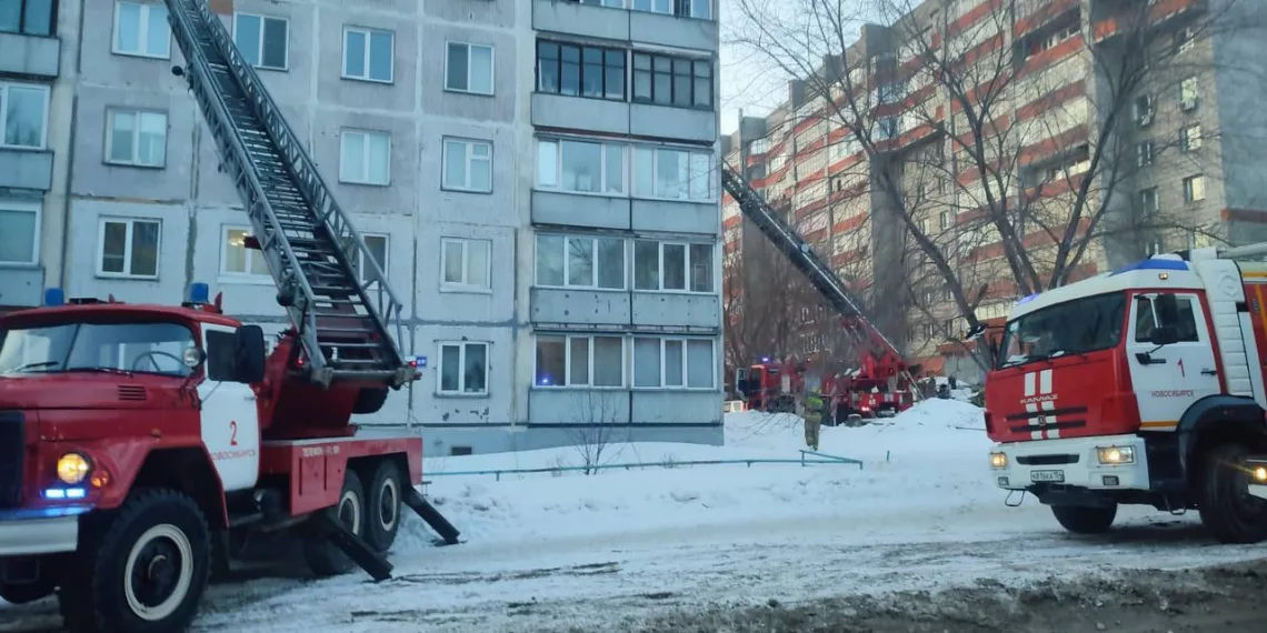 Из пожара спасли 18 задыхающихся жильцов дома в Новосибирске