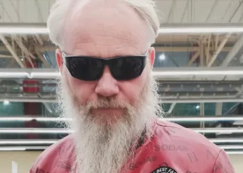 Сибирского художника Василия Слонова отправили под арест за неваляшку с «АУЕ»*