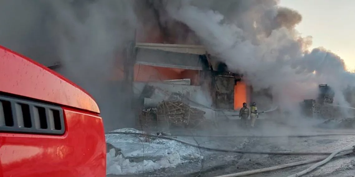 Крупный пожар разгорелся на новосибирском складе