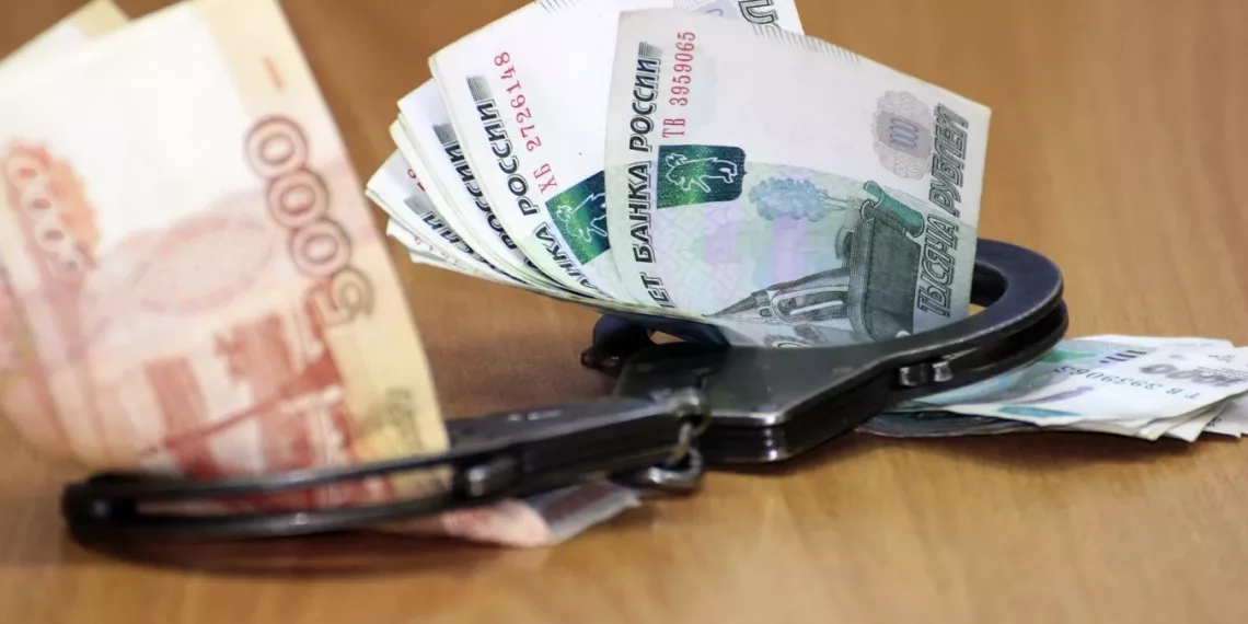 В Новосибирской области директор школы заставляла учителей перечислять премии на карту своей дочери