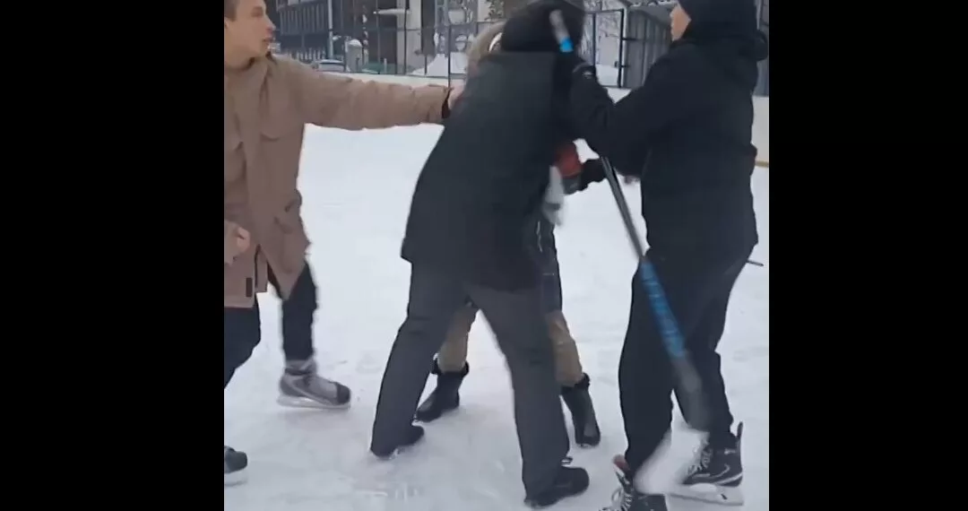 Агрессивный мужчина избил подростков на катке в Новосибирске
