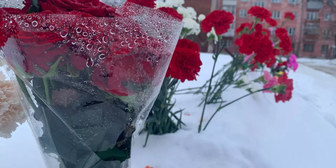 Новосибирцы несут цветы в память о погибших во время взрыва на Линейной, 39