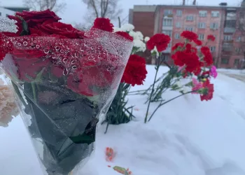 Новосибирцы несут цветы в память о погибших во время взрыва на Линейной, 39