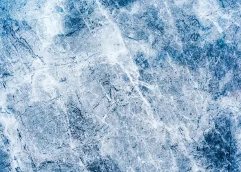 Пятеро школьников оказались на льду — пришлось вызывать спасателей в Новосибирске