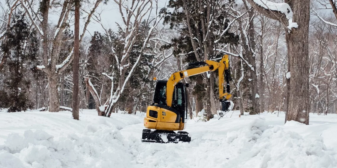 Подрядчики отказались убирать снег в морозы в Новосибирске
