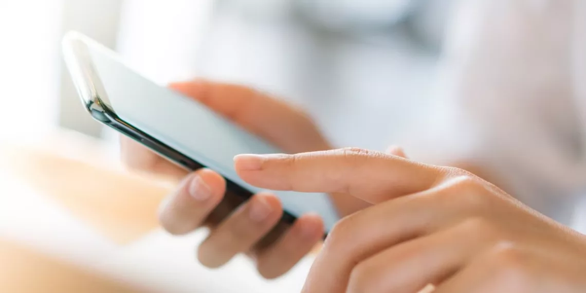 Смартфоны на 8,6 млн рублей приобрели для водителей мусоровозов из Новосибирска