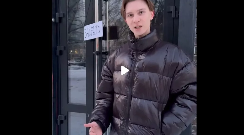 «Будущий мэр Новосибирска» пришел к бару с травести-шоу и повесил табличку «Закрыто»