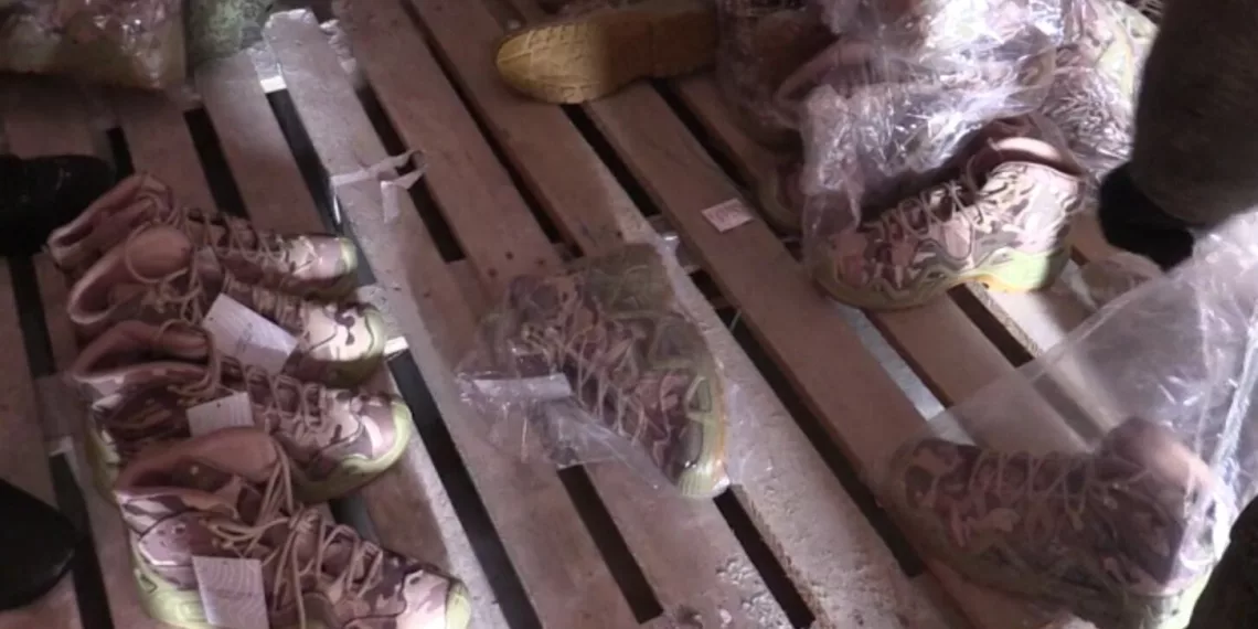 Изъятые у бизнесвумен 1300 пар обуви отправили в зону СВО из Новосибирской области