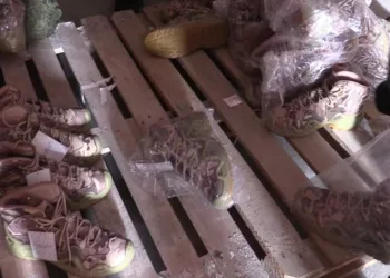 Изъятые у бизнесвумен 1300 пар обуви отправили в зону СВО из Новосибирской области