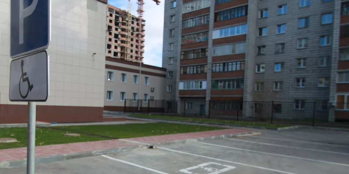 Суд предписал ТСЖ выделить инвалидам места на парковке в Новосибирске