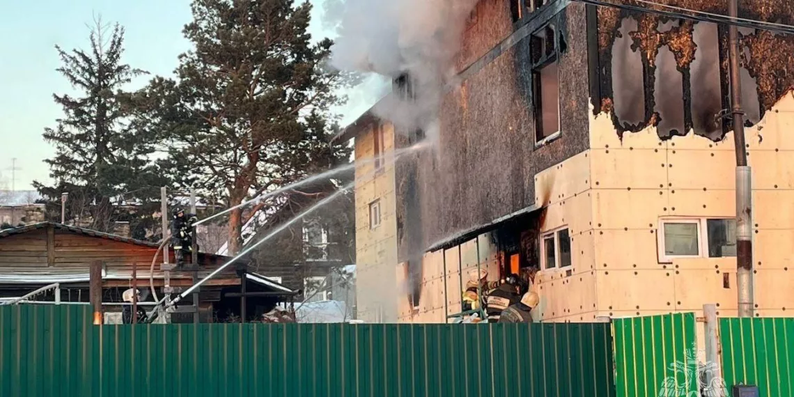 Мальчик забрался на крышу дома во время пожара и хотел спрыгнуть