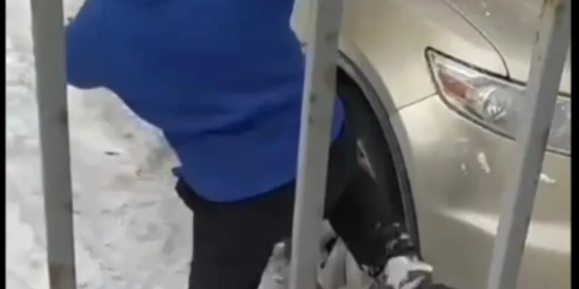 В Новосибирске подросток испинал несколько машин в Ленинском районе