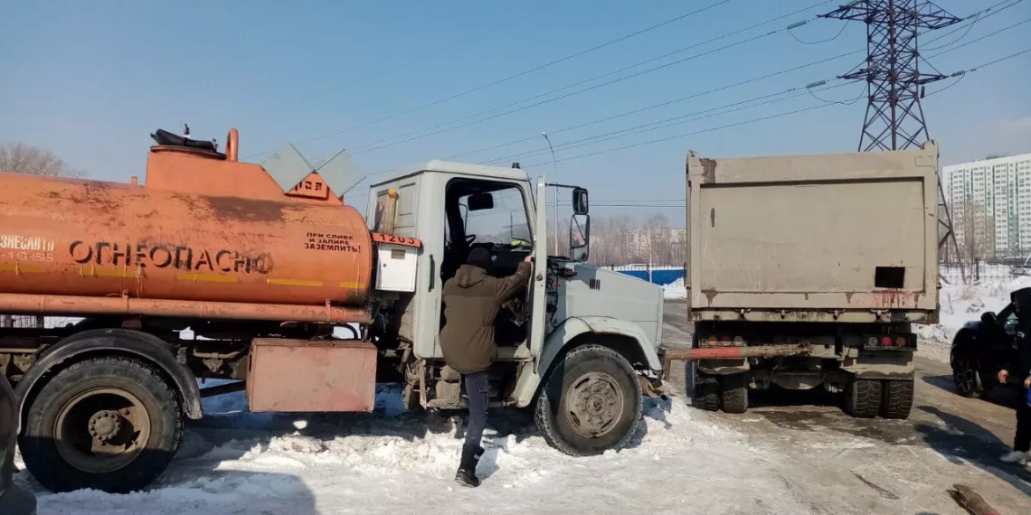 Власти Новосибирска изловили ЗИЛ с нелегальным торговцем бензина