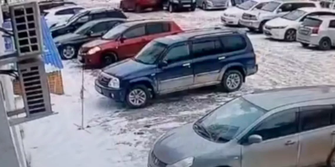 Сразу четыре авто на парковке разбил неуверенный водитель в Новосибирске