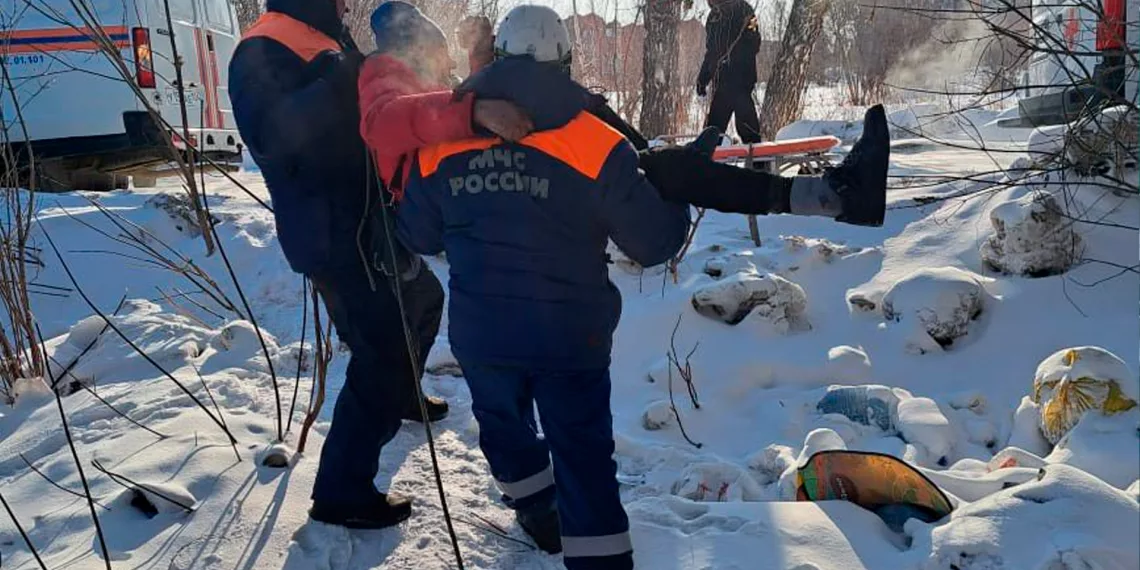 «Лежал два дня»: спасатели достали сибиряка из колодца теплотрассы под Новосибирском