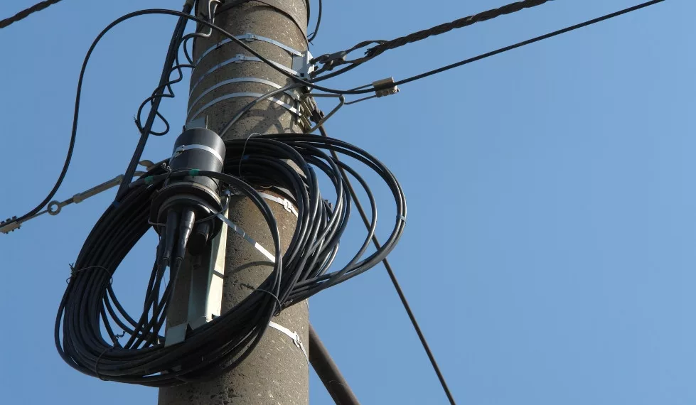 Интернет или жизнь – незаконное размещение оптического кабеля на опорах ЛЭП может привести к авариям