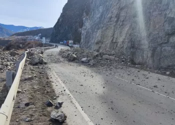 В республике Алтай камнепад перегородил дорогу