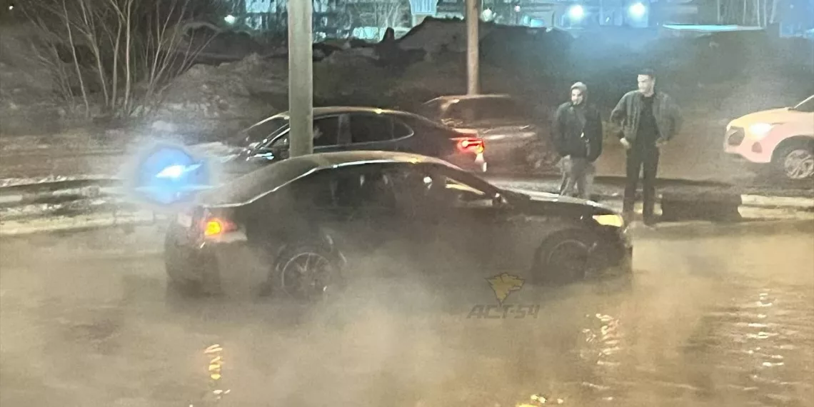 В Новосибирске коммунальная авария превратила дорогу на Ипподромской в озеро