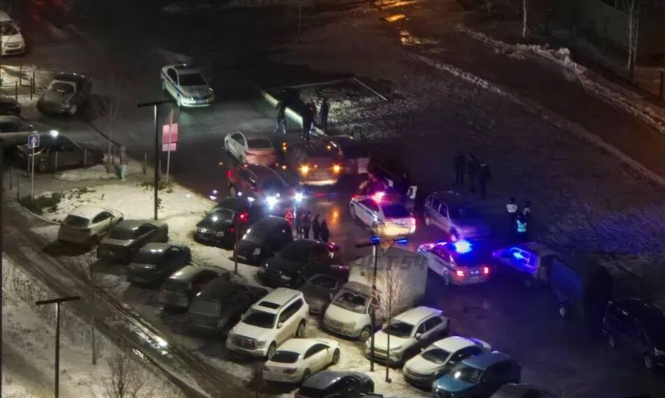 В Новосибирске водитель протаранил несколько припаркованных автомобилей