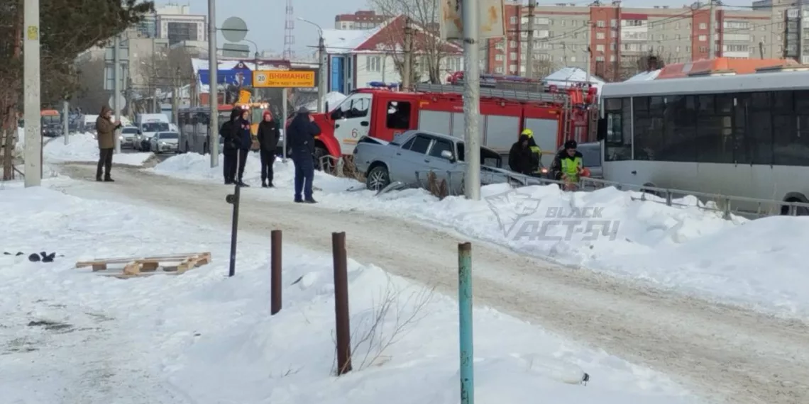 На левом берегу Новосибирска столкнулись две легковушки и автобус