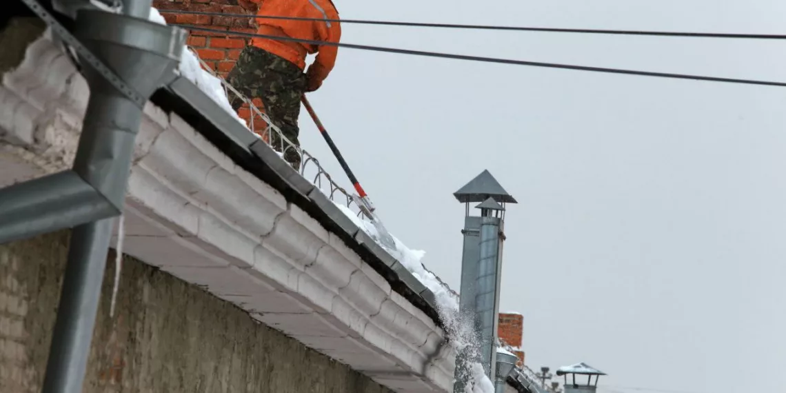 В Новосибирске очистили более трех с половиной тысяч крыш
