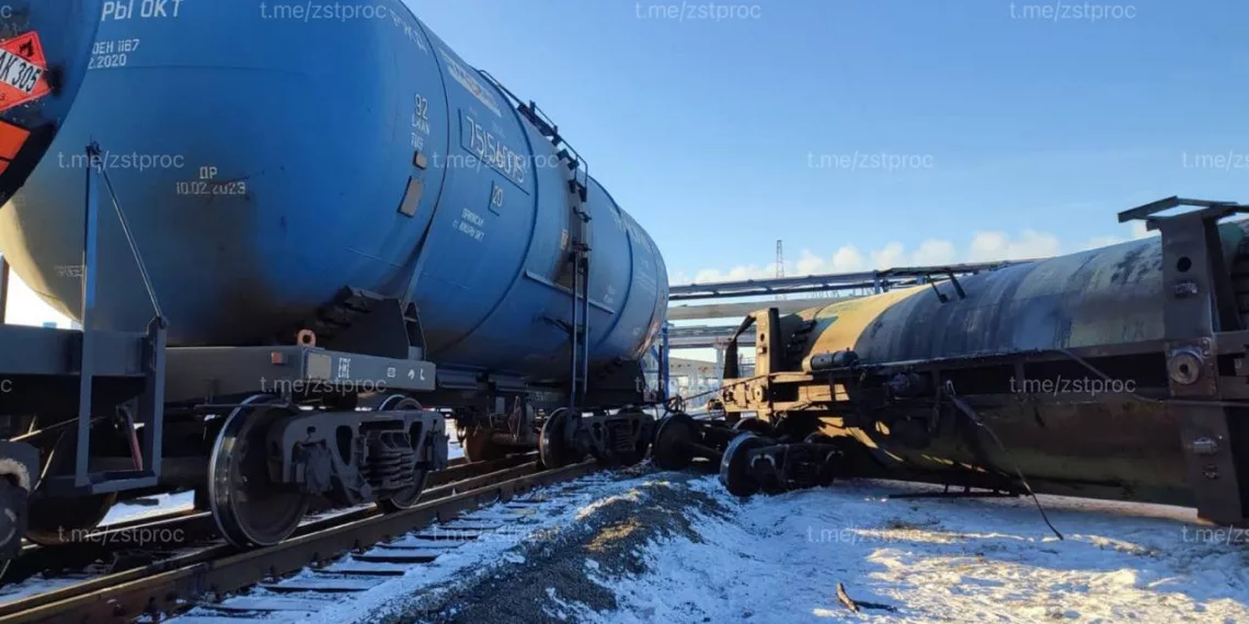 Три вагона сошли с рельсов из-за ошибки работника в Сибири