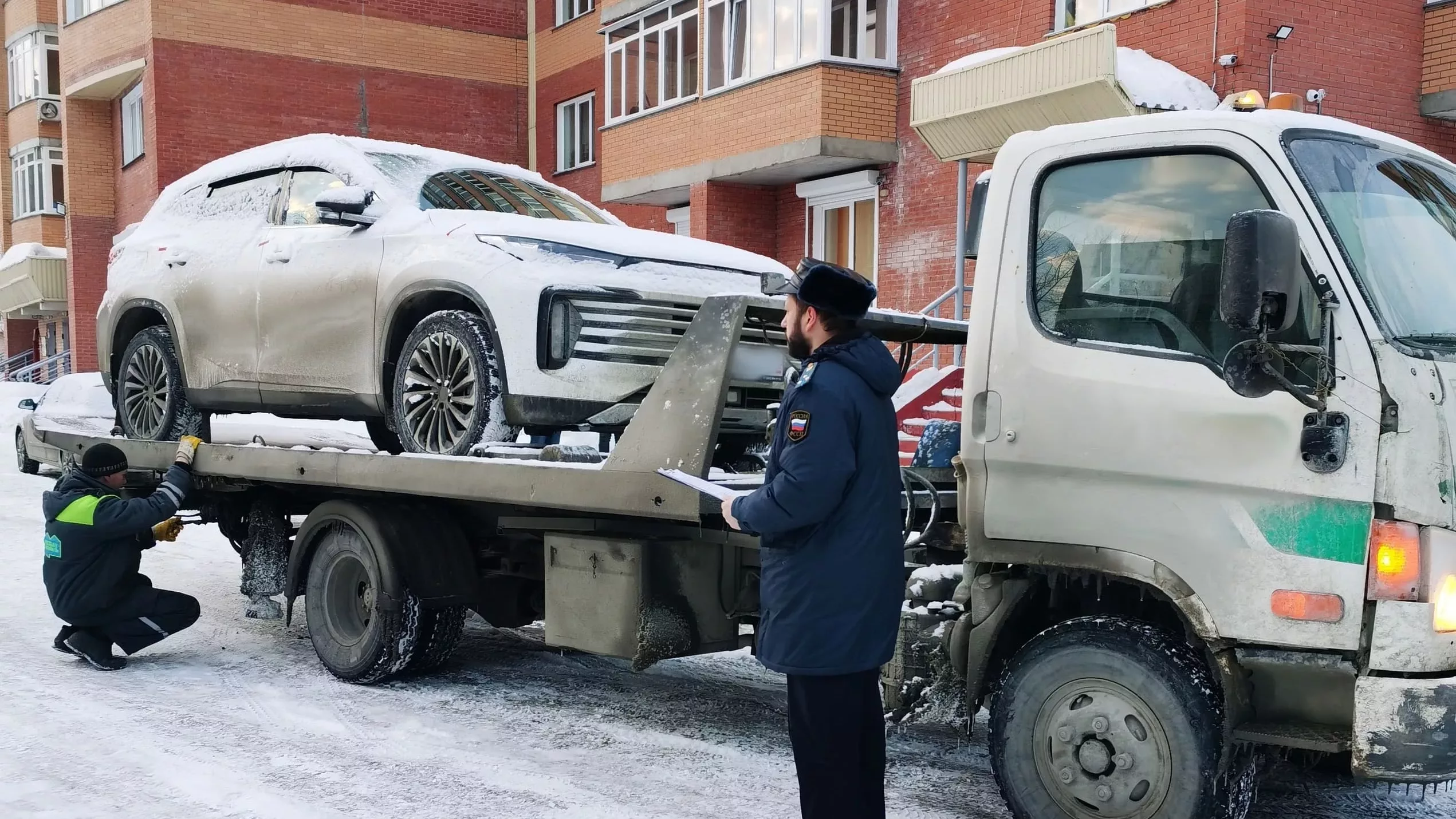 В Новосибирске у женщины забрали дорогостоящий внедорожник за долги матери  | НДН.Инфо