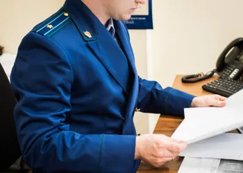 В Новосибирске 9-летняя девочка поскользнулась и сломала позвоночник — прокуратура проводит проверку