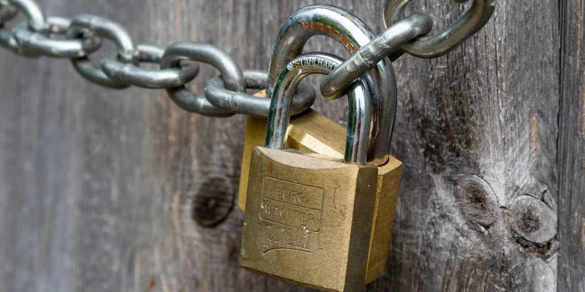 Жители дома в Новосибирске услышали стоны из квартиры