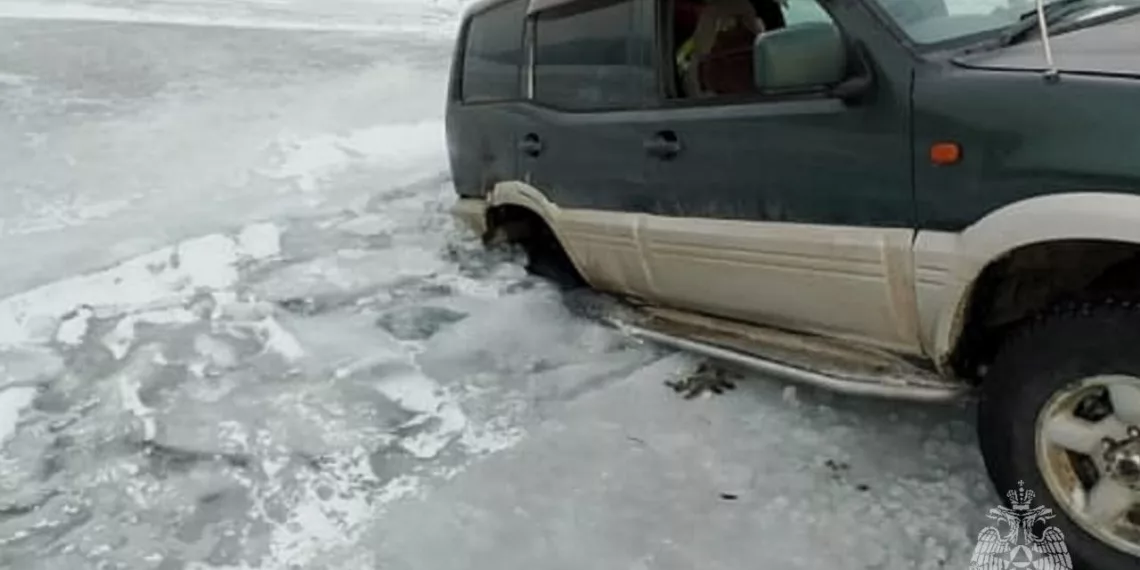 Новосибирские путешественники провалились под лед на Байкале