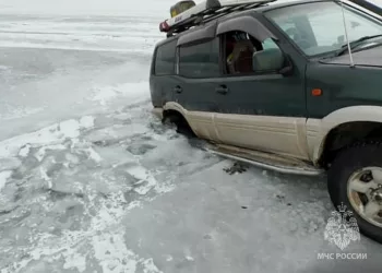 Новосибирские путешественники провалились под лед на Байкале