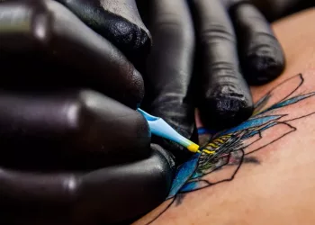 Российские ученые разработали альтернативу запрещенным татуировочным пигментам холодных оттенков