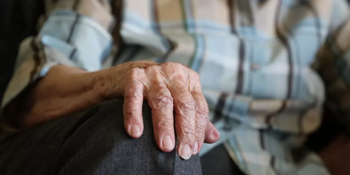 В Новосибирской области пенсионер отдал мошеннику около 300 тысяч рублей